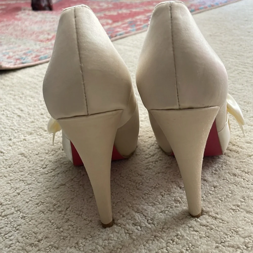 NWOT PARIS HILTON absolutely GORGEOUS ivory satin high heels! 6M - Picture 3 of 9